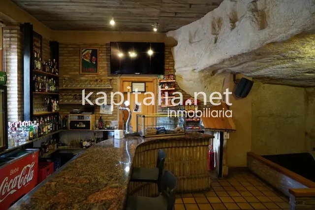 Bar en la emblemática población de Bocairent. — 6