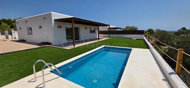 Exclusiva Villa de Obra Nueva con Piscina Frente al Pinar de