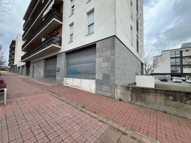 LOCAL COMERCIAL ESQUINERO FRENTE A CAP IGUALADA NORD — 14