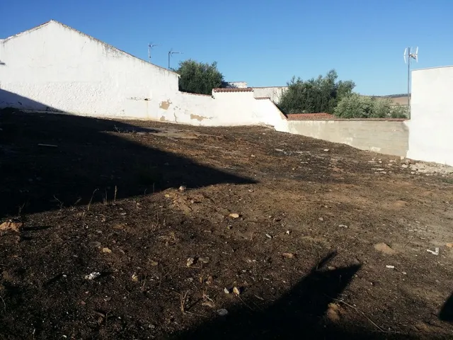 SOLAR MUY GRANDE EN LA ZONA DE PEÑARROYA — 2