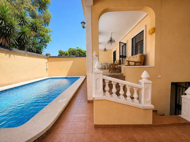 Villa independiente con piscina privada y 6 dormitorios junto a la Laguna Rosa de Torrevieja — 8
