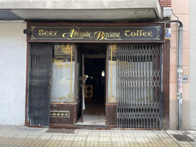 SE VENDE LOCAL EN ZONA ALTA — 19