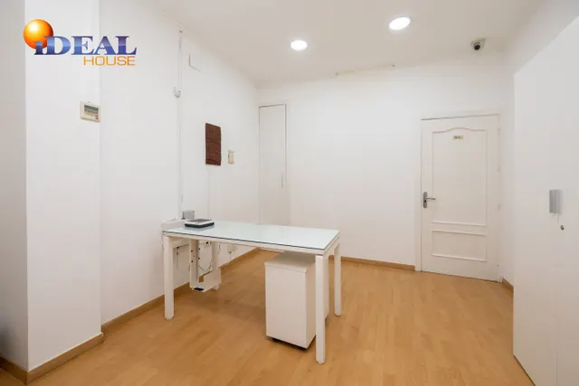 A9508K2. Local comercial en Avda. Madrid, frente a la antigua Facultad de Medicina. — 4