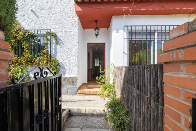 Preciosa casa en Ogíjares con piscina y jardín - foto 3