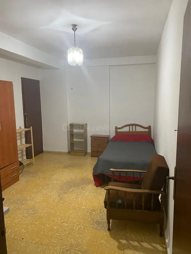 PISO DE ESTUDIANTES EN EL CENTRO — 5