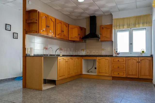 Casa en Deltebre (Jesus y Maria), con amplio terreno, almace - foto 3
