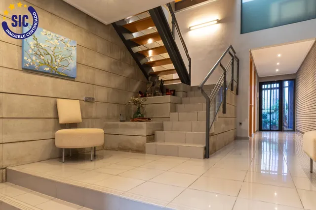 Exclusiva casa en calle Alacuás: espacio, diseño y máximo confort — 8
