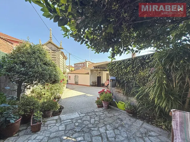 CASA EN VENTA EN RIANXO CON PATIO Y HORREO — 26