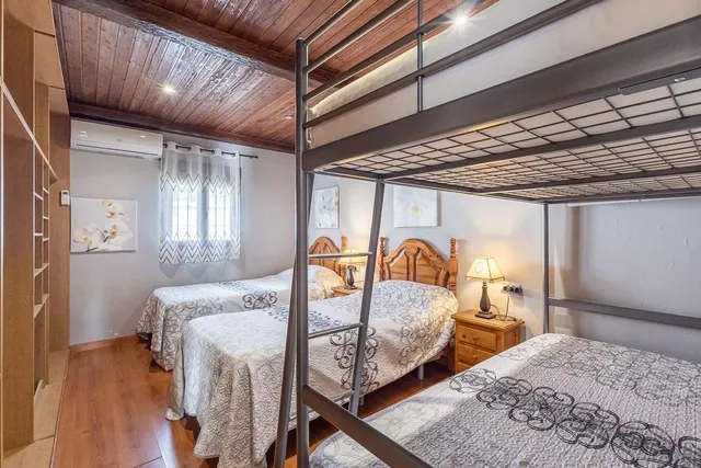 Chalet independiente con pozo propio y placas solares — 19