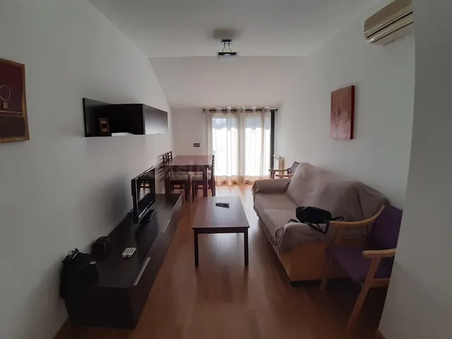 APARTAMENTO SEMINUEVO, CÉNTRICO CON PISCINA COMUNITARIA, AIRE ACONDICIONADO Y PLAZA DE GARAJE — 2
