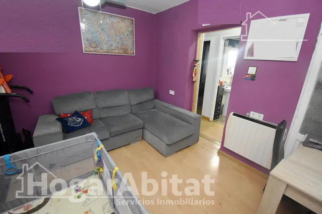 Disfruta de la luz natural y el encanto de vivir a un paso del centro en este acogedor piso con balcón — 7