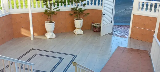 Bungalow con amplia terraza a pocos pasos de la playa y orientación Sur. — 8