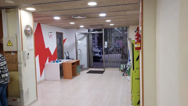 Local comercial junto a Avenida Madrid — 2