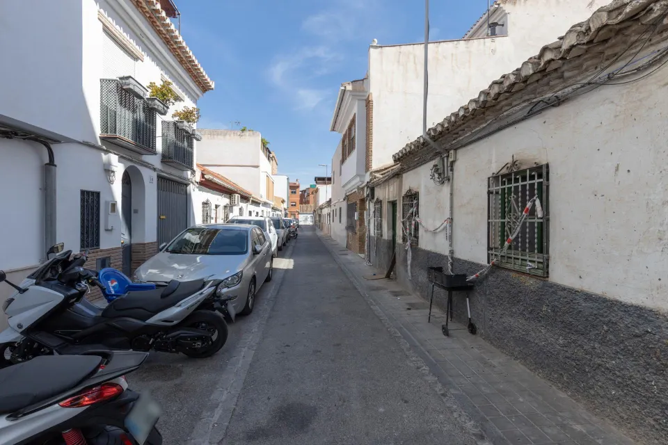 SE VENDE CASA SOLAR EN CALLE GUADALAJARA, EN EL ZAIDÍN.