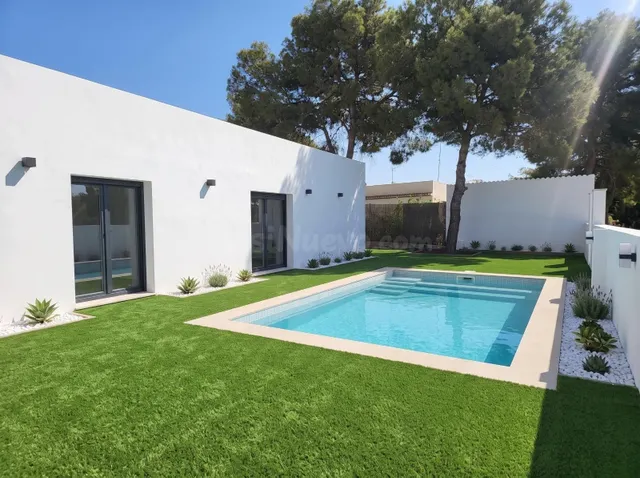 CHALET INDEPENDIENTE DE ESTILO MODERNO CON PISCINA PRIVADA - ZONA LOS BALCONES, TORREVIEJA - — 2