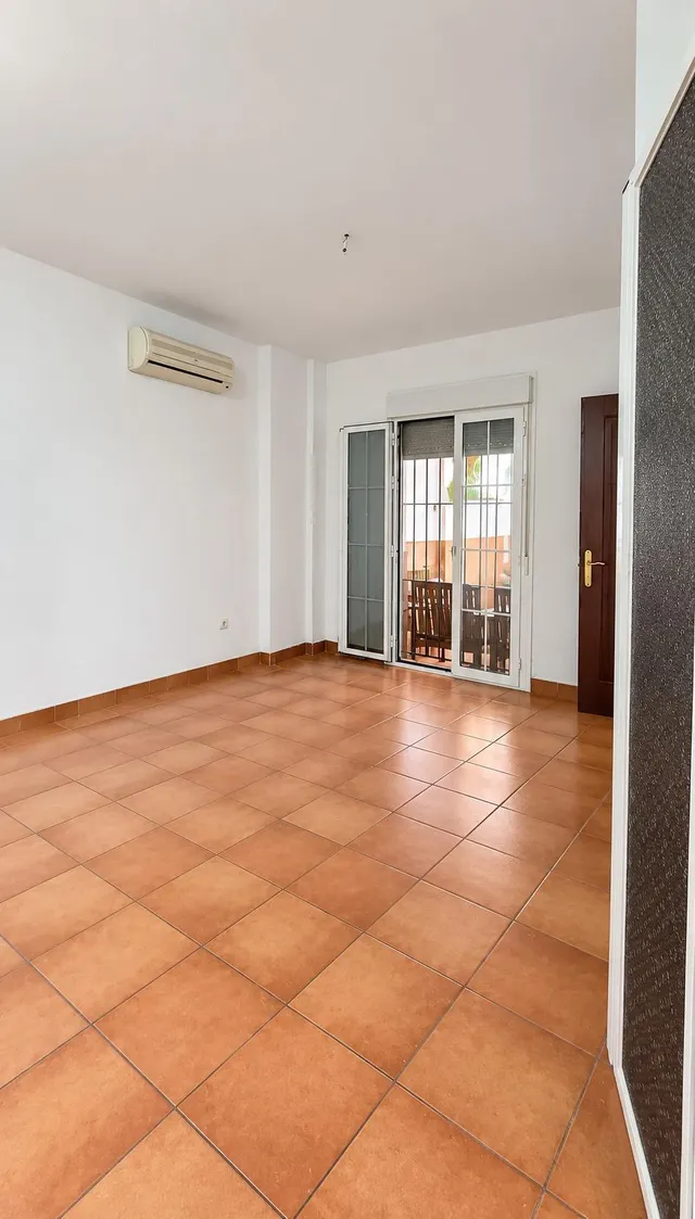 VIVIENDA ADOSADA EN CAMPOSOTO CON PATIOS Y  AZOTEA — 8