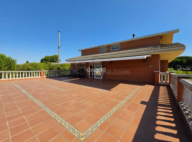 GRAN FINCA CON XALET, NAVE Y AMPLIA PARCELA – MÚLTIPLES POSI