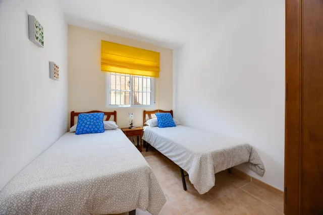 Bungalow con 2 jardines, garaje y piscina comunitaria en Torrevieja, los balcones — 17