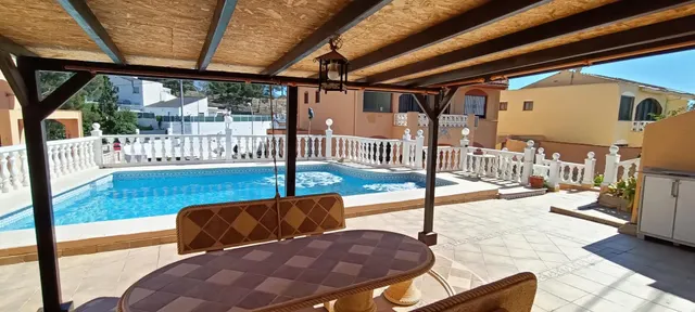 Gran chalet independiente de 3 plantas con dos viviendas y piscina — 14