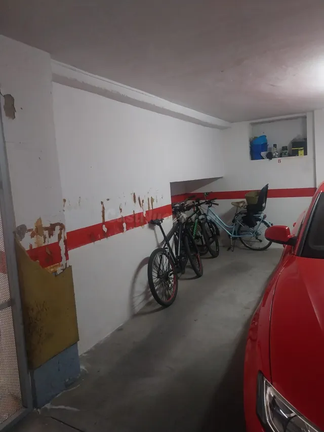 ¡Plaza de garaje doble cerrada con zona de almacenamiento! – Huerta de la Reina — 3