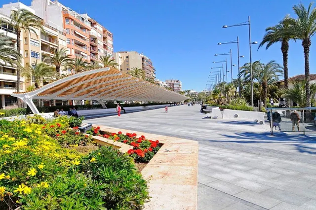 APARTAMENTO EN EL CENTRO DE TORREVIEJA CON GARAJE Y TRASTERO — 27