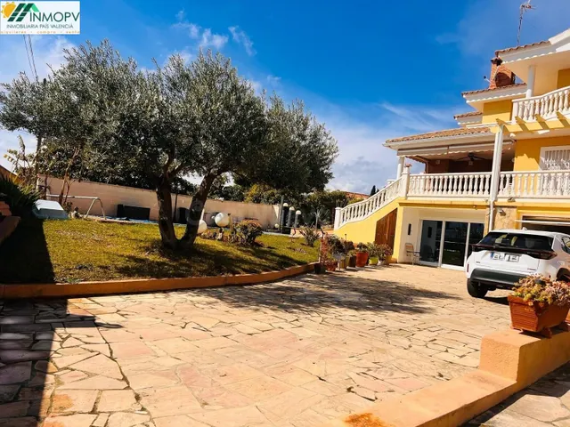 SE VENDE BONITA VILLA EN LA URBANIZACION LA CLOSA - CLUB DE  - foto 3