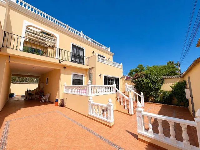 Villa independiente con piscina privada y 6 dormitorios junto a la Laguna Rosa de Torrevieja — 3