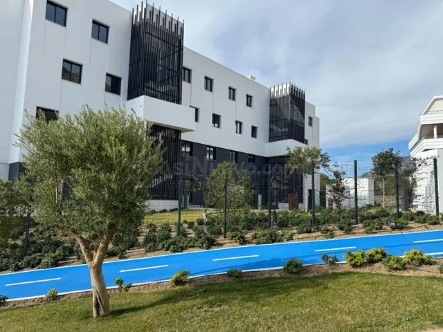 Ático de 2 dormitorios y 2 baños con solarium y vistas al ma