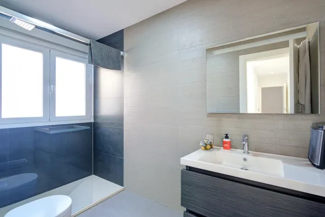 Exclusivo ático dúplex reformado con magnífica terraza en esquina, ascensor y garaje — 19
