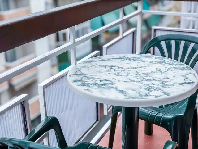 Piso totalmente reformado de cuatro habitaciones y un baño - foto 3