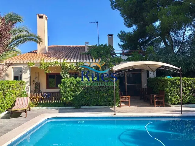 Chalet con jardín y piscina en la Urbanización El Pantano - foto 3