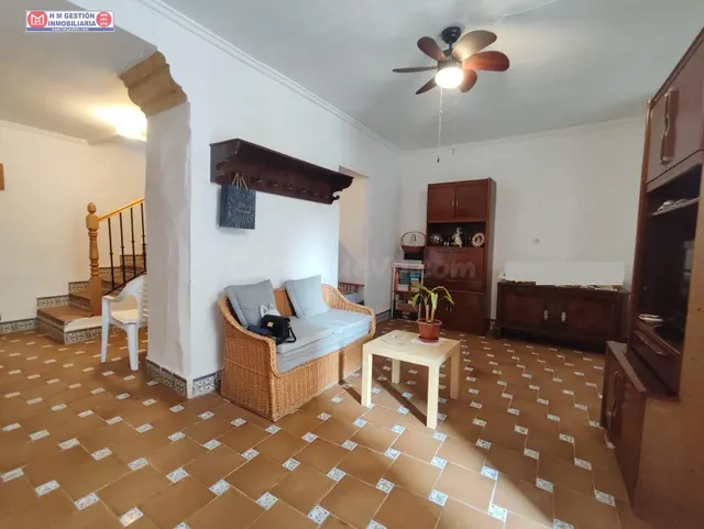 CASA CENTRICA DE 187 METROS DE PARCELA Y 150 CONSTRUIDOS CON