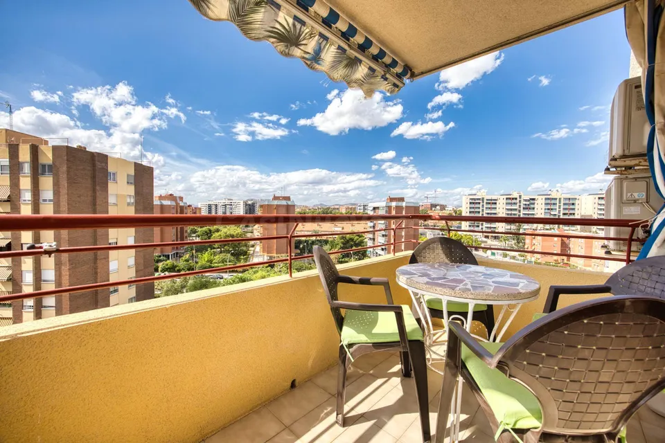 Vivienda de 4 dormitorios con terraza y urbanización en san blas