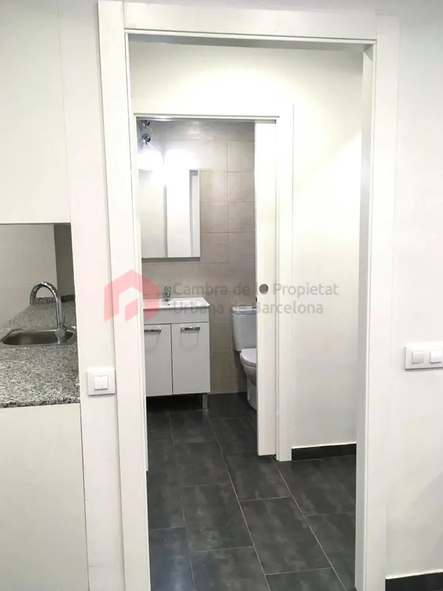 Local comercial de 990 m2 distribuidos en 2 plantas y con 2 viviendas. — 23