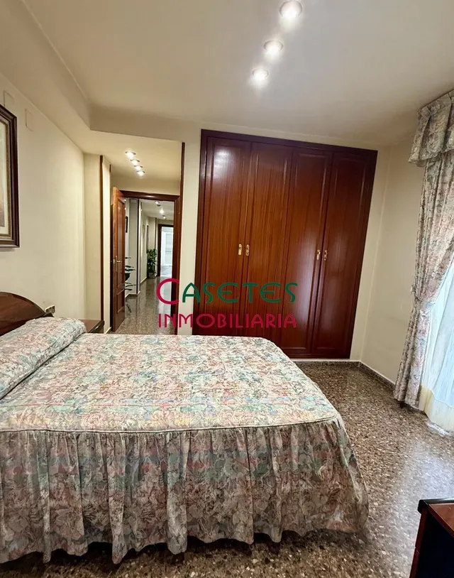 AMPLIA VIVIENDA CON PLAZA GARAJE DOBLE-CERRADA. — 23