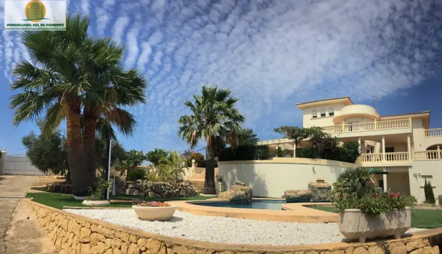 LUJOSO CHALET DE ENSUEÑO, CON VISTAS AL SKYLINE DE BENIDORM! - foto 5
