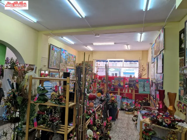 SE VENDE LOCAL CON O SIN NEGOCIO ACTUALMENTE MONTADO, SUJETO A NEGOCIACIÓN DE PRECIOS. — 3