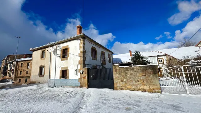 Casa de pueblo pareada reformada con patio de 50 m2 y anexo  - foto 3
