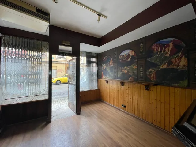 SE VENDE LOCAL EN ZONA ALTA — 18