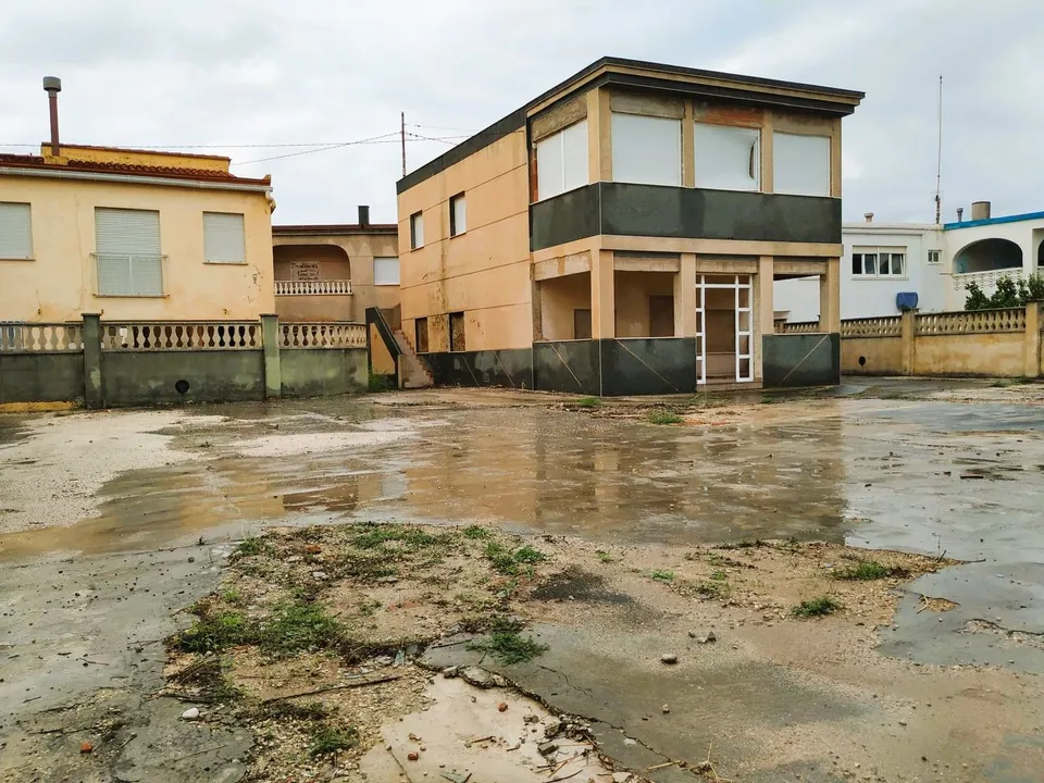 Conjunto de solares urbanos con 6 viviendas en chaflán a 4 calles – Gran oportunidad de inversión en zona costera