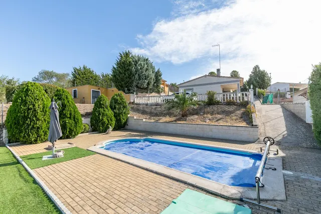 CHALET INDEPENDIENTE CON PISCINA Y PARCELA DE APROX. 1.200 M