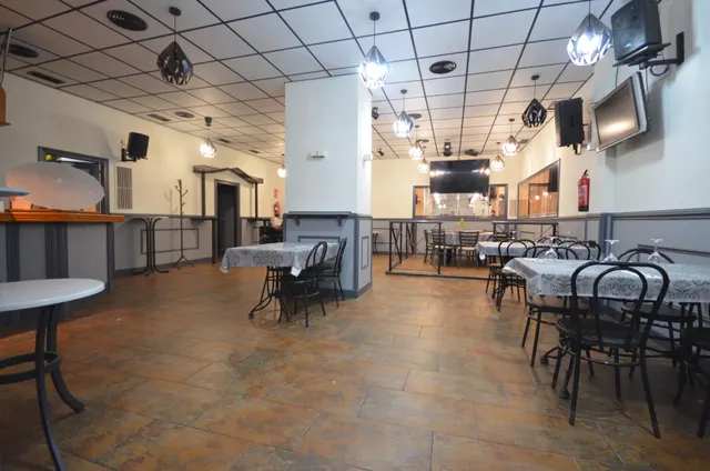 Negocio de restaurante-bar en funcionamiento en local esquinero de 402 m2 — 45