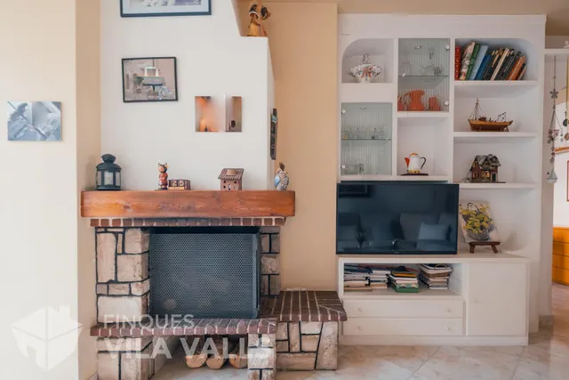 Casa con garaje para 5 coches, 2 terrazas y amplios espacios familiares — 10