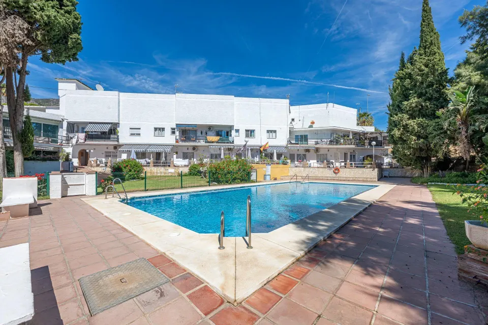 ¡Oportunidad en Doña Pilar! Piso de 2 dormitorios con piscina, jardines, parking y pista de tenis
