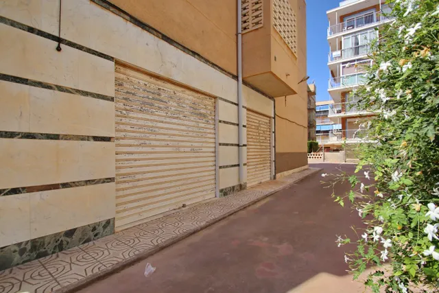 Local con terraza enorme, donde se encuentra 3 negocios en Santa Pola!!! — 38