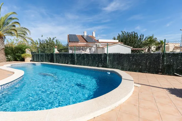 Casa en Riumar con parcela de 600 m2, piscina, garaje, jardín y parking para dos coches — 34