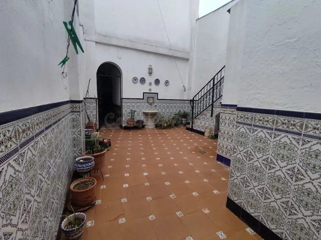 GRAN CASA EN SEMICENTRO EN CABRA - foto 2
