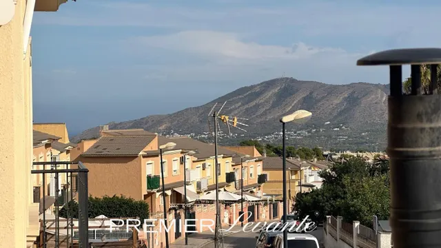 Chalet con dos viviendas independientes y vistas al mar — 17