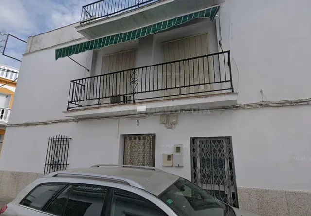 SE VENDE CASA ADOSADA OKUPADA en Calle Marquesa Nº 6 Campana