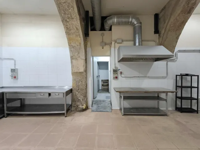 Local comercial con salida de humos en calle Nau, a escasos metros de la Catedral de Tarragona. — 10
